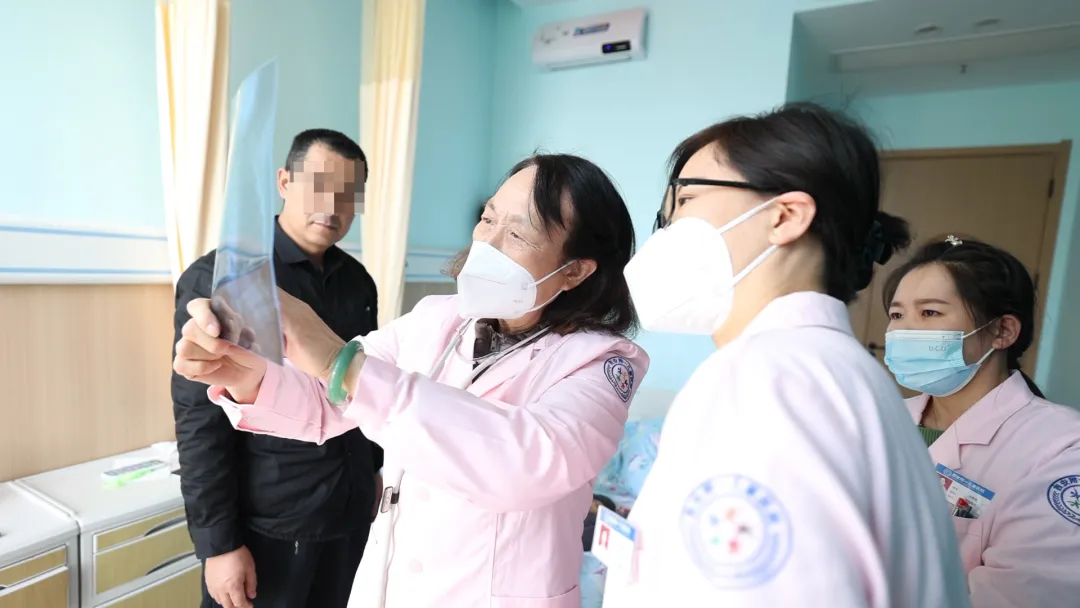 西安交通大学第二附属医院毛云英教授莅临我院联合会诊，为生长发育疾病患儿提供“一站式”诊疗服务!