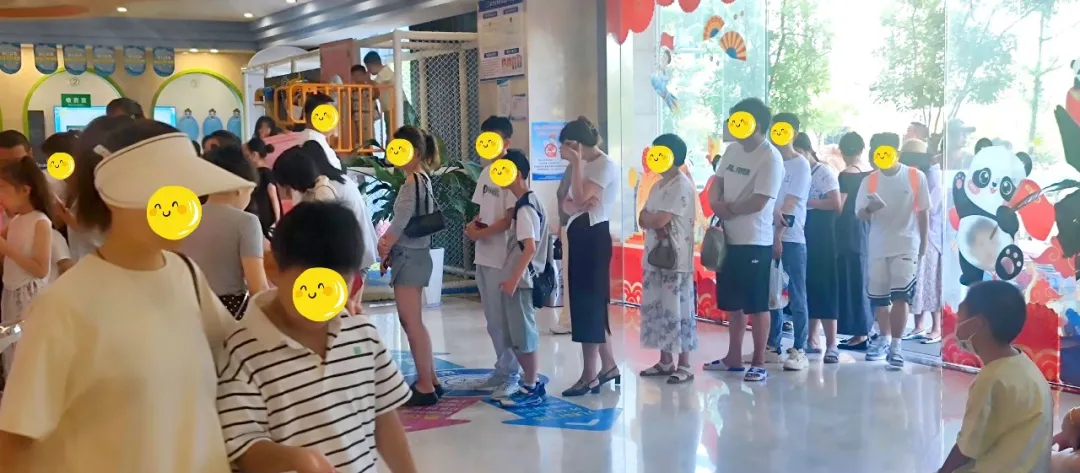 北京301医院儿科教授领衔会诊，为患儿精准护航，广受家长好评，各科室全力以赴，现场人气爆满!