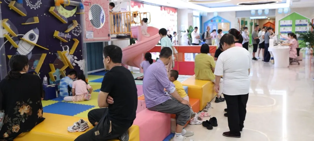 北京301医院儿科教授领衔会诊，为患儿精准护航，广受家长好评，各科室全力以赴，现场人气爆满!