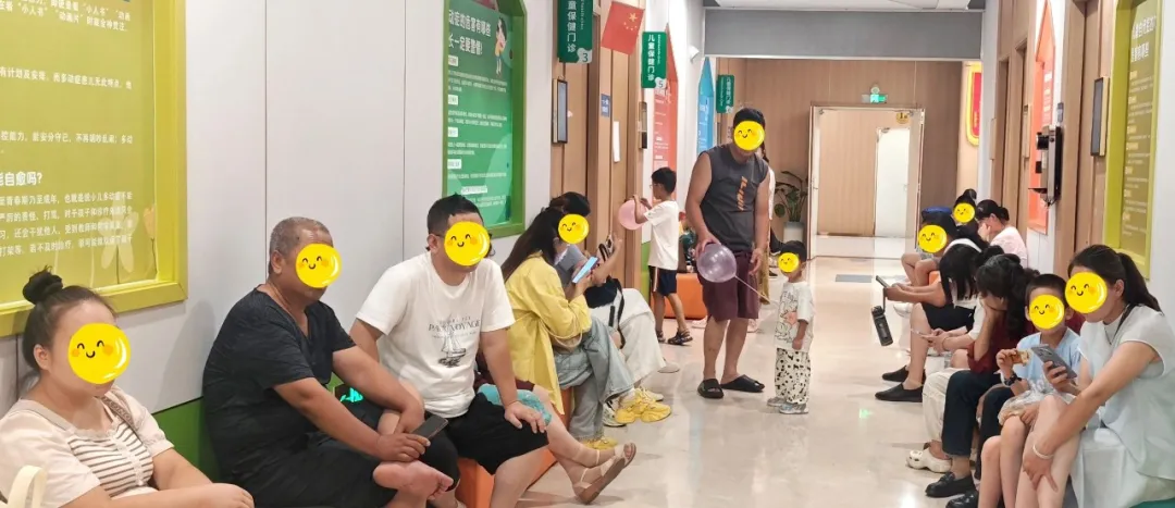 北京301医院儿科教授领衔会诊，为患儿精准护航，广受家长好评，各科室全力以赴，现场人气爆满!