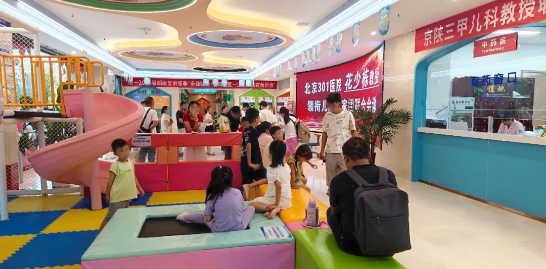 聚焦北京301医院儿科花教授会诊现场，精湛医术护佑儿童健康，多学科专家团队携手直攻疑难病例