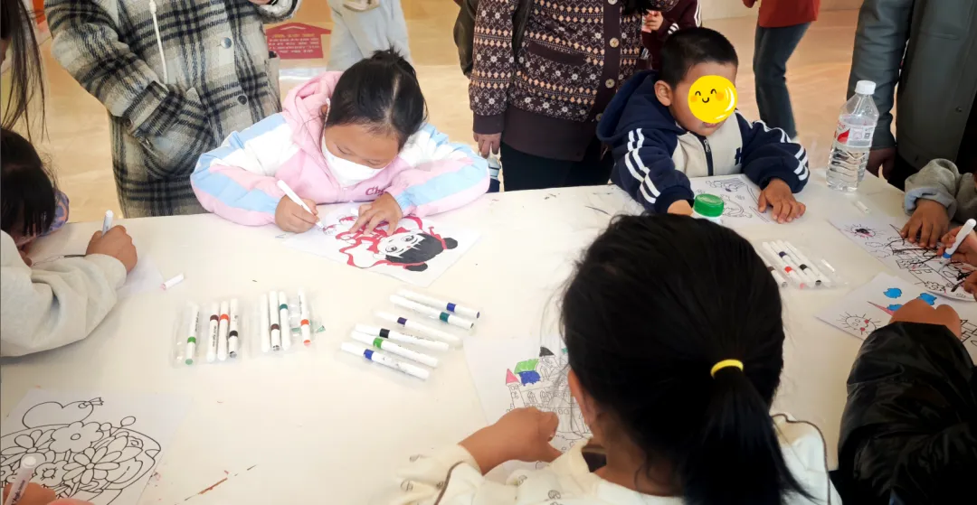 清明假期，西安附一儿童医院北京天坛医院杨伟力教授领衔会诊迎来假日就诊高峰，会诊所剩名额不多，限时预约