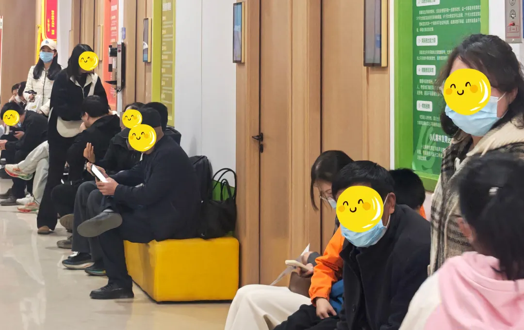 清明假期，西安附一儿童医院北京天坛医院杨伟力教授领衔会诊迎来假日就诊高峰，会诊所剩名额不多，限时预约